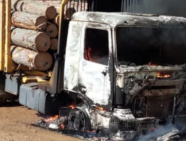 Atentado incendiario destruyó tres camiones y maquinaria en Lautaro