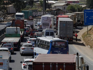 Paro de camioneros mantiene al borde del colapso al menos a cinco puntos de la región de Valparaíso: ruta 68 con alta congestión