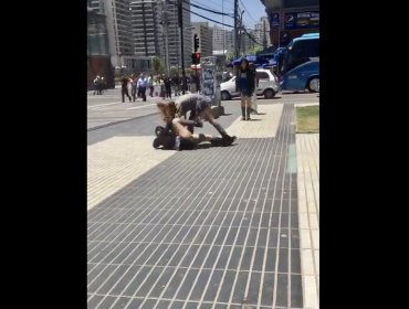 Dos alumnas de un liceo de Viña del Mar protagonizan brutal riña en la plaza Parroquia de la comuna: hubo hasta patadas en la cara