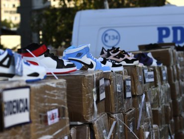 Incautan más de 32 mil pares de zapatillas falsificadas que eran comercializadas en el barrio Meiggs de Santiago