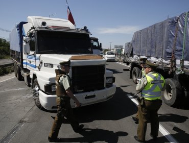 Tras ser invocada la Ley de Seguridad del Estado, Carabineros comenzó a despejar las rutas tomadas por camioneros