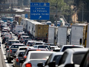 Camioneros se mantienen estacionados en la berma de la ruta 68, pero no obstaculizan el tránsito vehicular ni a Valparaíso ni a Santiago