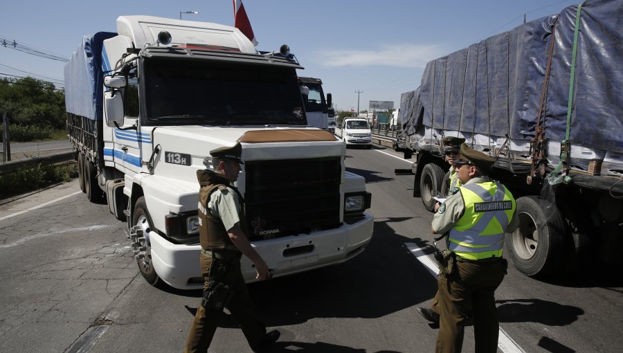 Tras ser invocada la Ley de Seguridad del Estado, Carabineros comenzó a despejar las rutas tomadas por camioneros