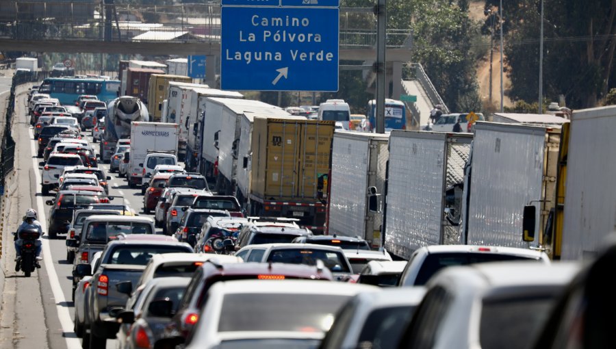 Camioneros se mantienen estacionados en la berma de la ruta 68, pero no obstaculizan el tránsito vehicular ni a Valparaíso ni a Santiago