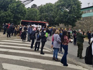 Apoderados del liceo A-23 de Playa Ancha protestan contra ola de robos y cortan el tránsito en la principal arteria del cerro