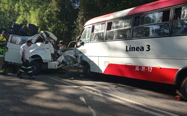 Conductor de camión falleció tras impactar contra microbús en Padre Las Casas: siete personas resultaron lesionadas