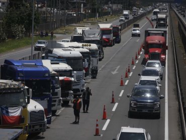 Camioneros mantendrán paro tras no llegar a acuerdo con el gobierno: querellas por Ley de Seguridad del Estado "entramparon" el diálogo