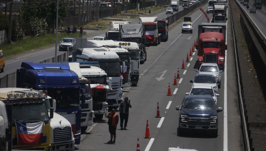 Camioneros mantendrán paro tras no llegar a acuerdo con el gobierno: querellas por Ley de Seguridad del Estado "entramparon" el diálogo