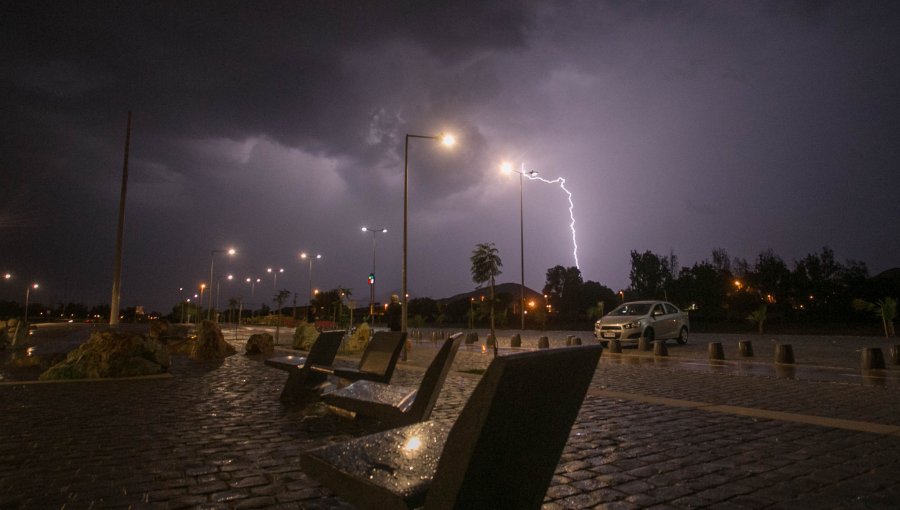 Declaran Alerta Temprana Preventiva para 10 comunas de la región Metropolitana por posibles tormentas eléctricas