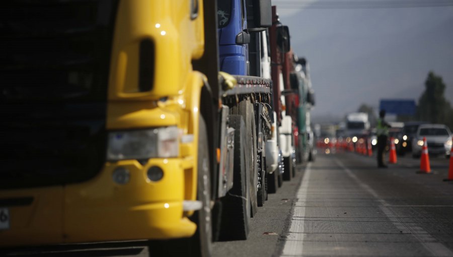 Gobierno cifra en cerca de 1.700 los vehículos paralizados y en 30 las estaciones de servicio sin combustible por el paro de camioneros