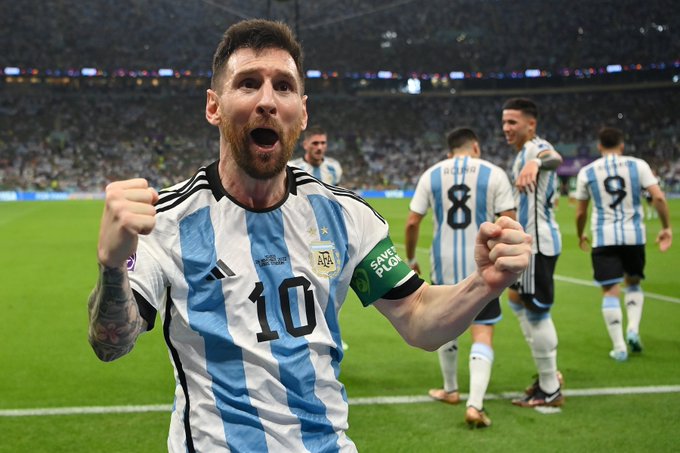 Messi comandó el triunfo sobre México y le dio una nueva vida a Argentina