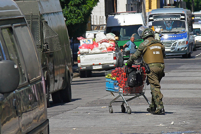 Polémica ha causado video de ambulantes agrediendo a Carabineros