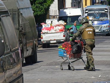 Polémica ha causado video de ambulantes agrediendo a Carabineros