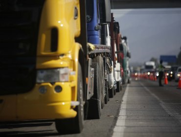 Paro de camiones sigue pero no para el dialogo: Transportistas se reunirán este sábado nuevamente con el Gobierno