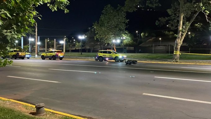Trágica noche en Providencia: Dos personas en moto se arrastraron 80 metros tras perder control muriendo en el lugar
