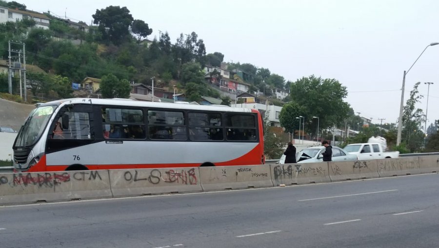 Alta congestión vehicular origina colisión entre un vehículo particular y un microbús en arteria que conecta Quilpué con Viña del Mar