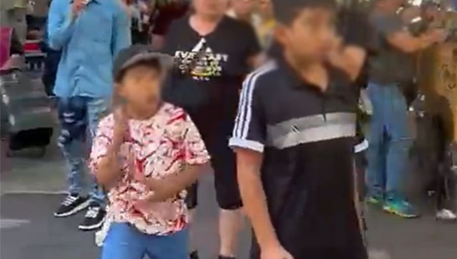 Impacto e indignación genera registro donde niños amenazan con cuchillos a personas en Paseo Ahumada: madre de los menores fue detenida