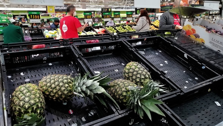 Supermercados advierten "dificultades para reponer productos perecibles" en 6 regiones por el paro de camioneros