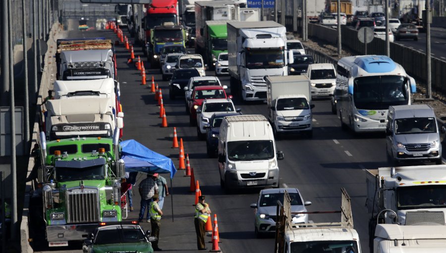 Camioneros firman acuerdo con el Gobierno y empresarios para deponer el paro tras ocho días de movilizaciones