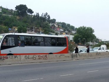 Alta congestión vehicular origina colisión entre un vehículo particular y un microbús en arteria que conecta Quilpué con Viña del Mar