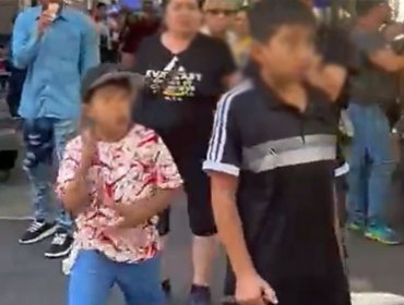 Impacto e indignación genera registro donde niños amenazan con cuchillos a personas en Paseo Ahumada: madre de los menores fue detenida