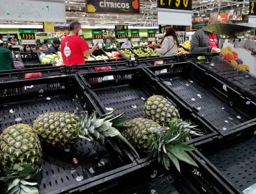 Supermercados advierten "dificultades para reponer productos perecibles" en 6 regiones por el paro de camioneros
