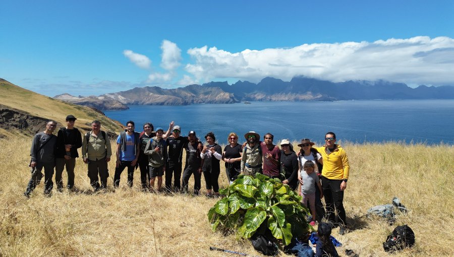 Estudiantes del colegio insular Robinson Crusoe constatan recuperación natural de la isla Santa Clara