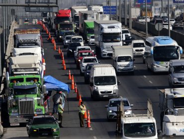 Camioneros firman acuerdo con el Gobierno y empresarios para deponer el paro tras ocho días de movilizaciones