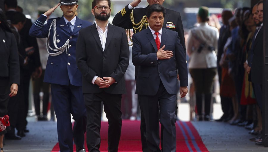 Mandatario peruano fue recibido por el presidente Boric en La Moneda para participar en el IV Gabinete Binacional