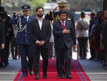 Mandatario peruano fue recibido por el presidente Boric en La Moneda para participar en el IV Gabinete Binacional
