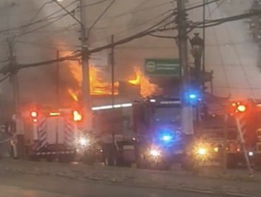 Incendio afectó a restobar de Maipú y ocasionó desvíos de tránsito en la comuna
