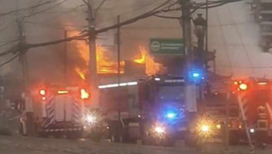Incendio afectó a restobar de Maipú y ocasionó desvíos de tránsito en la comuna