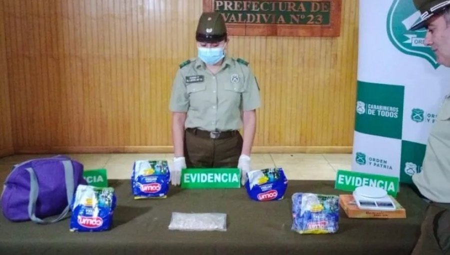 Detienen a mujer que transportaba pasta base de cocaína oculta en envases de leche en polvo en un bus en Lanco