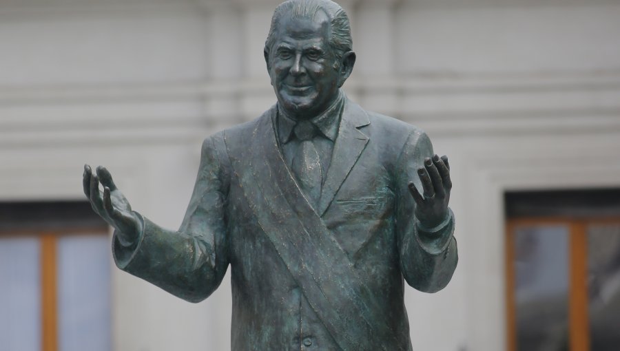 Con autocrítica por reparos a la transición, presidente Boric inauguró estatua de Patricio Aylwin frente al palacio de La Moneda