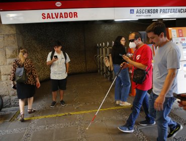 Metro de Santiago puso en marcha una aplicación de orientación inteligente para personas ciegas y con baja visión