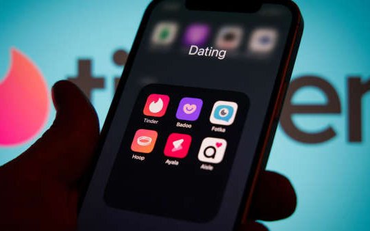 Secuestrados en la primera cita: Los delincuentes que usan Tinder para atraer a hombres y extorsionarlos