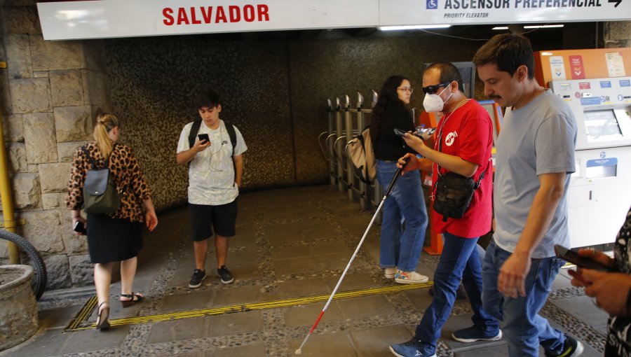 Metro de Santiago puso en marcha una aplicación de orientación inteligente para personas ciegas y con baja visión