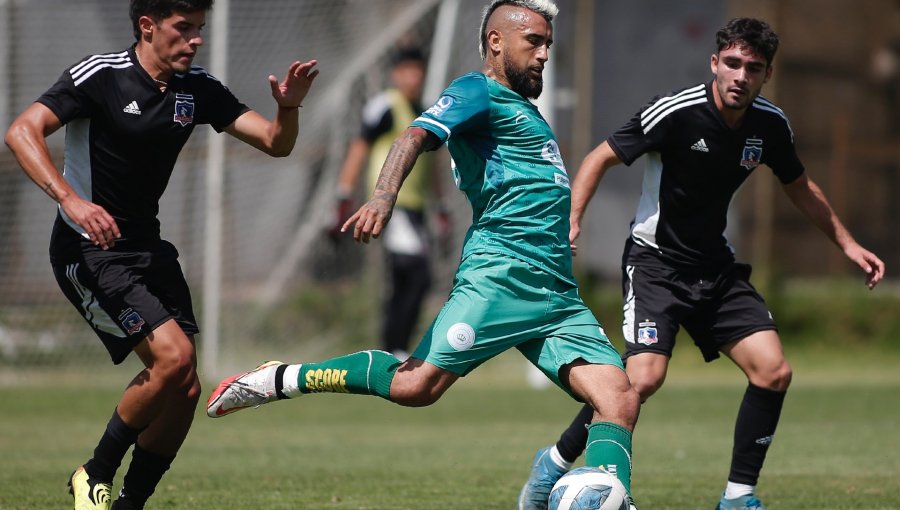 Arturo Vidal sorprende al jugar en un amistoso junto a Rodelindo Román en el Estadio Monumental