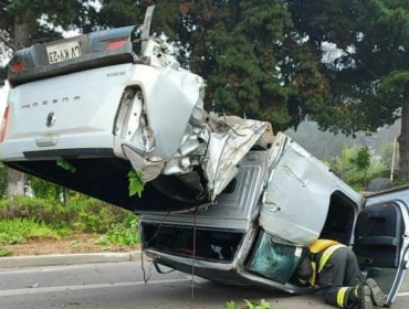 Impactante accidente en Bosques de Montemar: Camioneta termina volcada y sin sus ruedas traseras