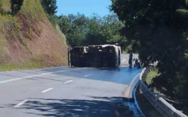 Un fallecido y dos heridos deja volcamiento de camión en ruta que une Traiguén con Galvarino