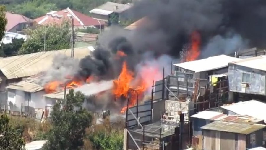 Incendio consume completamente una casa-habitación en sector de Chorrillos en Viña del Mar
