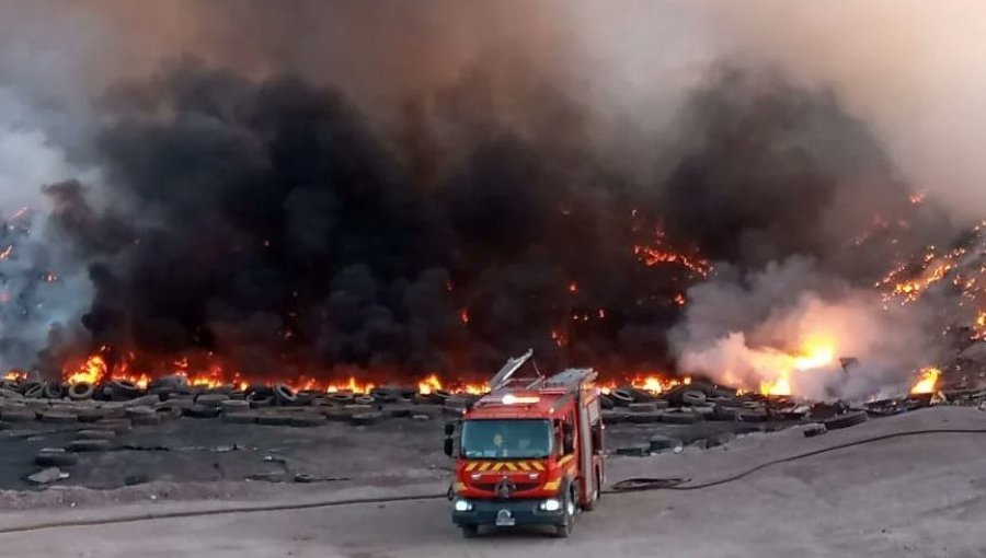 Incendio aparentemente intencional afectó al relleno sanitario La Hormiga de San Felipe: emergencia fue controlada