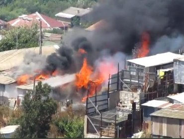 Incendio consume completamente una casa-habitación en sector de Chorrillos en Viña del Mar