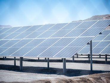 Ministra de Minería inaugura primera planta fotovoltaica construida sobre un tranque de relave cerrado en Atacama