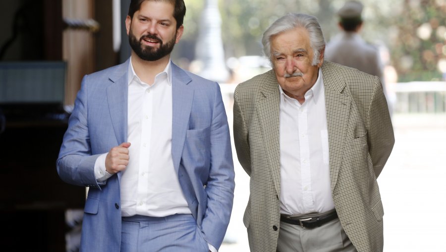 "Pepe" Mujica abordó el proceso constituyente en encuentro con presidente Boric en La Moneda: "Un tropezón no es caída"