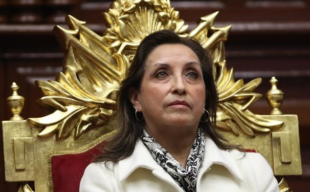 Dina Boluarte jura como presidenta de Perú luego de la destitución y detención de Pedro Castillo