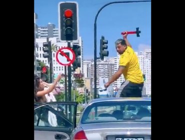 Turistas captan brutal pelea entre conductores en el centro de Viña del Mar y su video se viralizó en popular sitio estadounidense