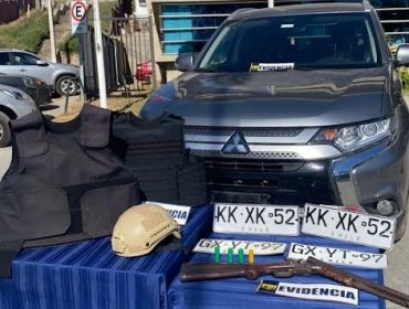 Autos robados, una escopeta, chalecos antibalas, un casco balístico, munición y dos placa patentes fueron recuperados en Cartagena