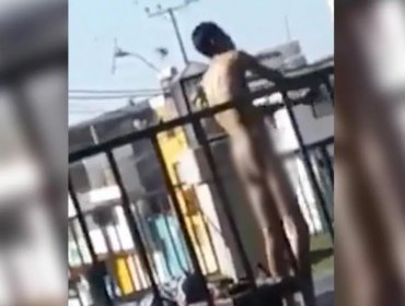 Captan a un hombre bañándose desnudo a plena luz del día frente a un colegio en Antofagasta
