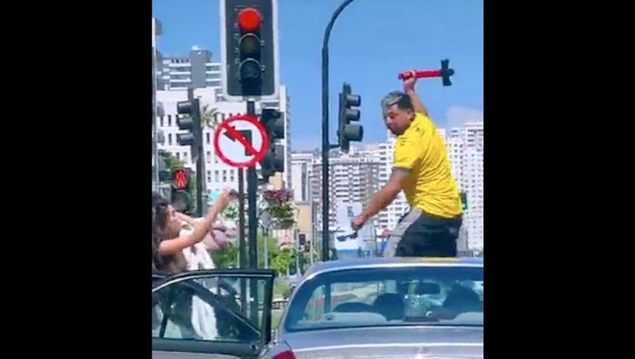 Turistas captan brutal pelea entre conductores en el centro de Viña del Mar y su video se viralizó en popular sitio estadounidense